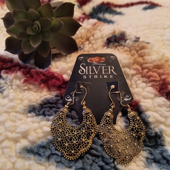 Earrings - Picture 1 of 3